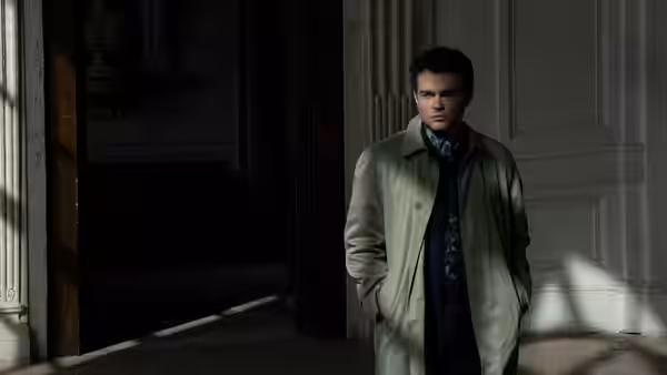 Edward Ridgeway (Alden Ehrenreich) stands with his hands in his pockets in a doorway