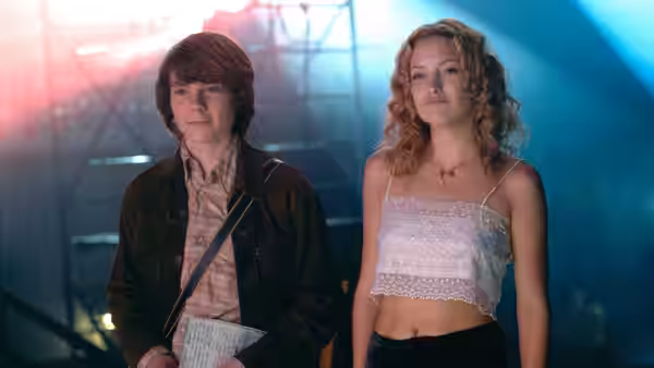 William Miller (Patrick Fugit) and Penny Lane (Kate Hudson) backstage at a concert