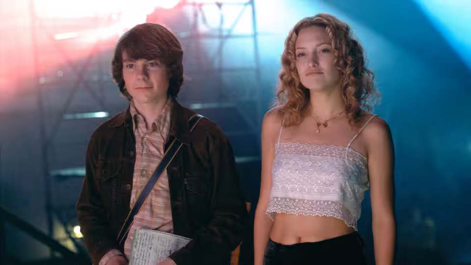 William Miller (Patrick Fugit) and Penny Lane (Kate Hudson) backstage at a concert