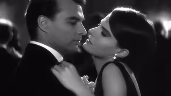 X (Giorgio Albertazzi) and A (Delphine Seyrig) kiss in close embrace