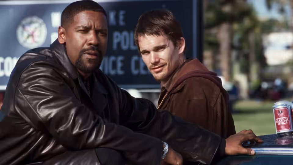 Alonzo (Denzel Washington) and Jake (Ethan Hawke) leaning on a car