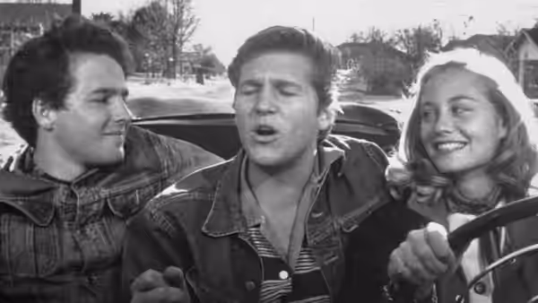 Duane Jackson (Jeff Bridges) sings while riding in a car with two others