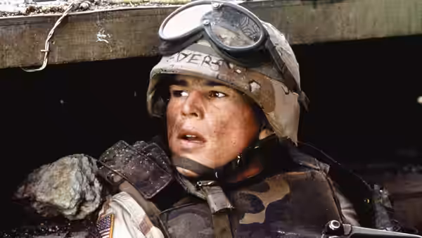 Eversmann (Josh Hartnett) in camouflage helmet marked Eversmann looking upward