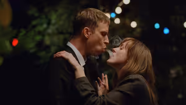 Julie (Renate Reinsve) and Eivind (Herbert Nordrum) embrace beneath city lights