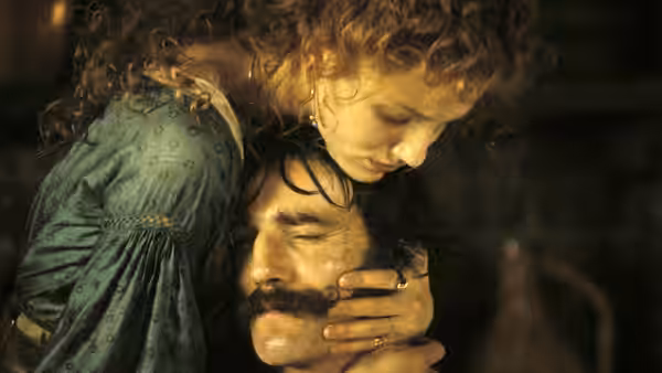 Jenny Everdeane (Cameron Diaz) cradling the head of Bill 'The Butcher' Cutting (Daniel Day-Lewis)