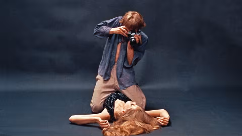 Thomas (David Hemmings) photographs Veruschka (Veruschka von Lehndorff) as she reclines on the floor