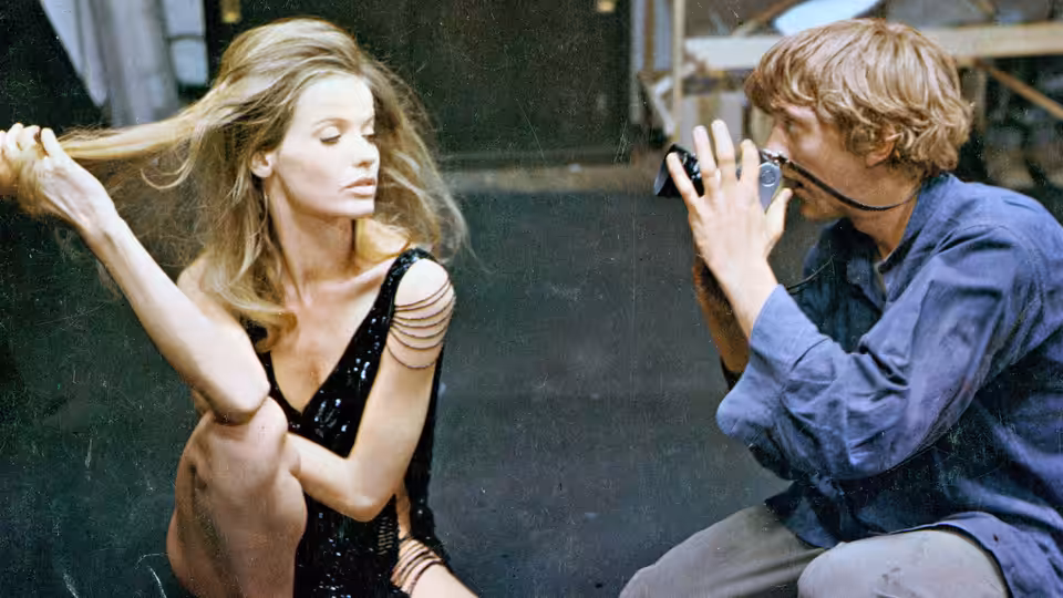 Thomas (David Hemmings) photographs The Blonde (Jane Birkin) in a black dress