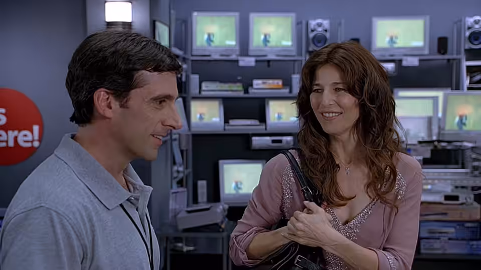 Andy Stitzer (Steve Carell) talks with Trish Piedmont (Catherine Keener) in an electronics store