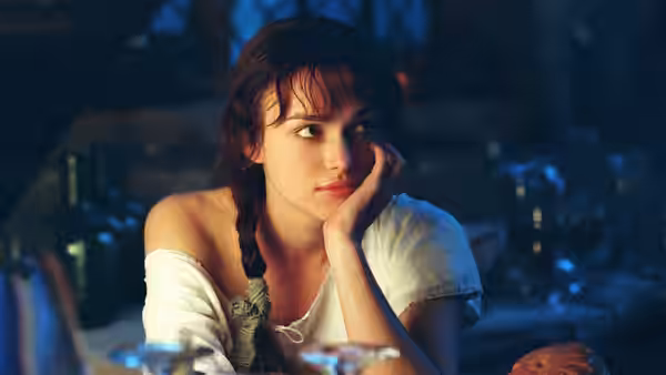 Elizabeth Bennet (Keira Knightley) resting her chin on her hand in a tavern