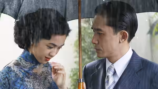 Wong Chia Chi (Tang Wei) and Mr. Yee (Tony Leung) shelter beneath an umbrella