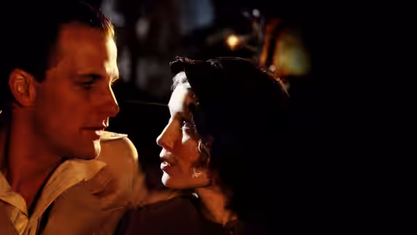 Tom Baxter (Jeff Daniels) and Cecilia (Mia Farrow) facing each other closely at night