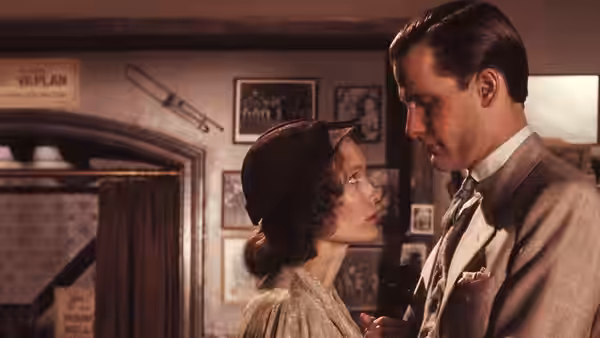 Cecilia (Mia Farrow) and Gil Shepherd (Jeff Daniels) standing close in a room