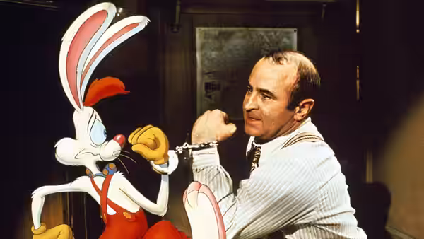 Eddie Valiant (Bob Hoskins) handcuffed to Roger Rabbit near a door