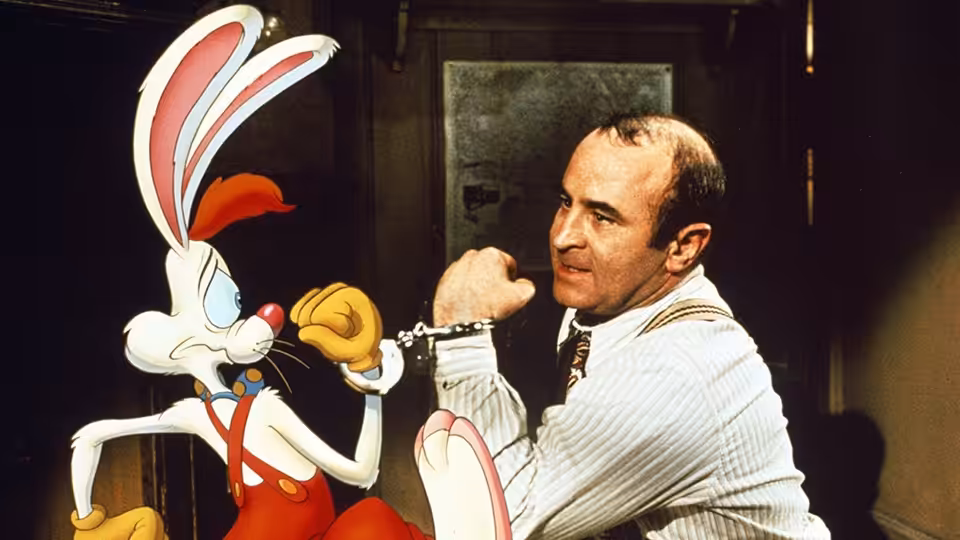 Eddie Valiant (Bob Hoskins) handcuffed to Roger Rabbit near a door