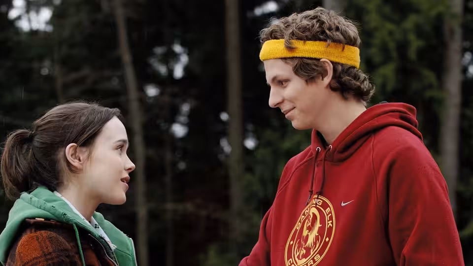 Juno (Elliot Page) facing Paulie Bleeker (Michael Cera) in a wooded area