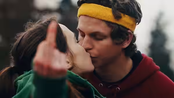 Juno (Elliot Page) kissing Paulie Bleeker (Michael Cera) and giving a thumbs up