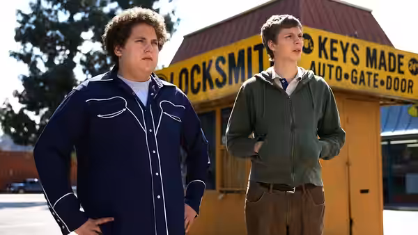 Seth (Jonah Hill) and Evan (Michael Cera) standing outside a locksmith shop