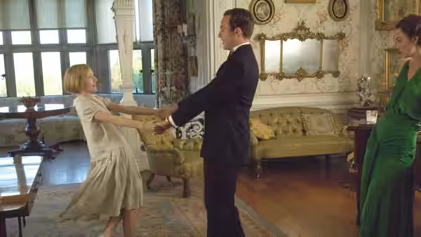Robbie Turner (James McAvoy) dancing with Cecilia Tallis (Keira Knightley) watched by a woman