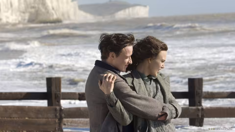 Robbie Turner (James McAvoy) and Cecilia Tallis (Keira Knightley) embracing by the sea