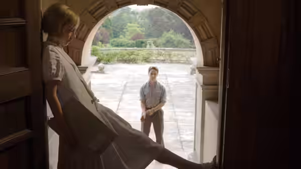 Cecilia Tallis (Keira Knightley) in a doorway with Robbie Turner (James McAvoy)