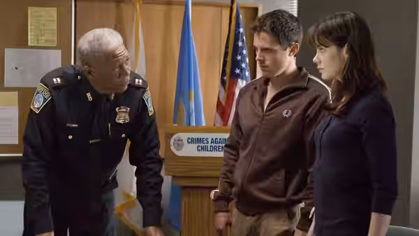 Remy Bressant (Ed Harris) speaking with Patrick Kenzie (Casey Affleck) and Angie Gennaro (Michelle Monaghan) in an office