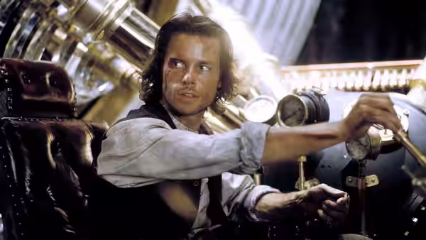 Alexander Hartdegen (Guy Pearce) operates the controls of his brass time machine
