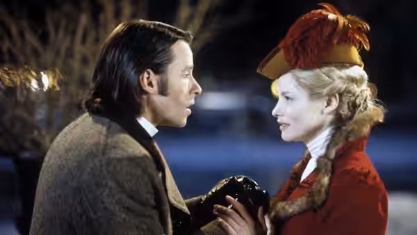 Alexander Hartdegen (Guy Pearce) speaks with Emma (Sienna Guillory) in Victorian dress