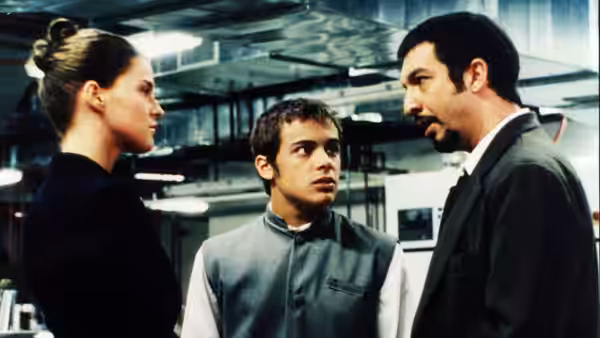 Valéria (Leticia Brédice), Juan (Gastón Pauls), and Marcos (Ricardo Darín) talk indoors