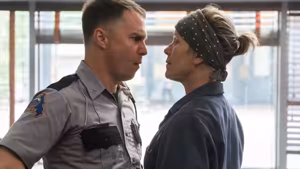 Dixon (Sam Rockwell) and Mildred (Frances McDormand) face each other closely indoors