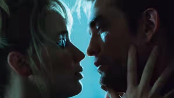 Grace (Jennifer Lawrence) and Jackson (Robert Pattinson) face to face in close embrace