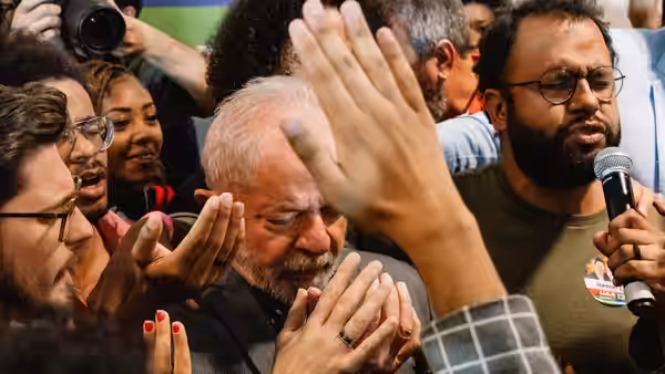 Luiz Inácio Lula da Silva (Luiz Inácio Lula da Silva) bows in prayer as a man speaks into a microphone