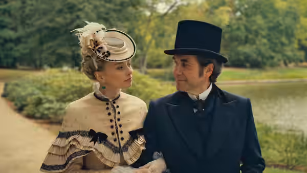 Stanisław Wokulski (Marcin Dorociński) walks with Izabela Łęcka (Kamila Urzędowska) through a garden
