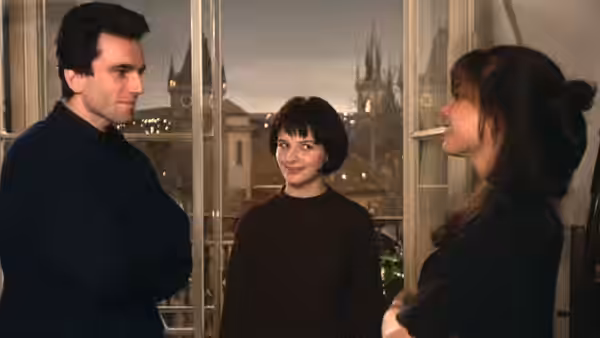 Tomas (Daniel Day-Lewis), Tereza (Juliette Binoche), and Sabina (Lena Olin) gather by a window