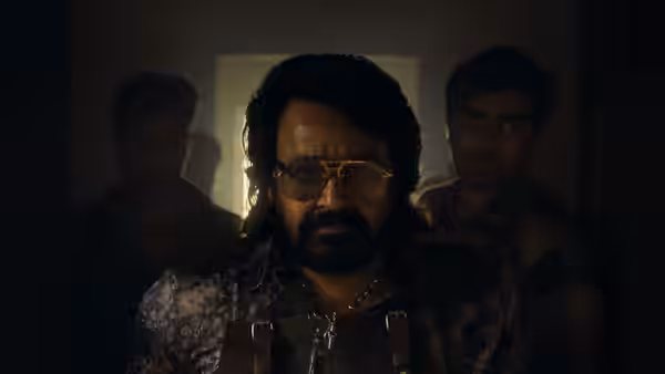 Muthuvel ‘Tiger’ Pandian (Rajinikanth) stands before two men in a dim doorway