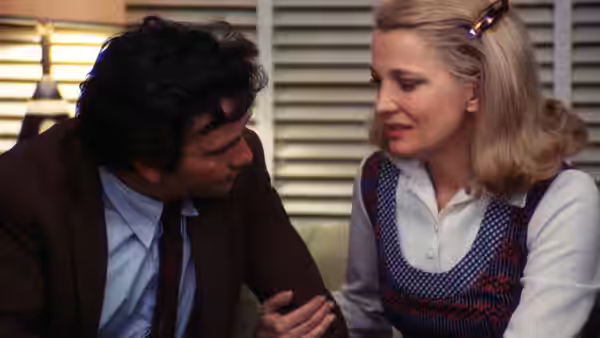 Nick Longhetti (Peter Falk) leans toward Mabel Longhetti (Gena Rowlands) beside venetian blinds