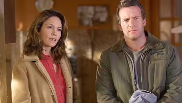 Carmen Colson (Diane Lane) and Wayne Colson (Thomas Jane) stand inside a wood-paneled room