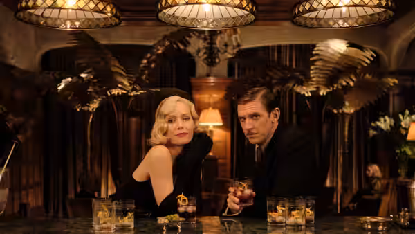 Elvira (Leslie Mann) and Charles Condomine (Dan Stevens) sit together at a bar
