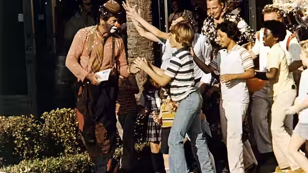 Bo Hooper (Jerry Lewis) entertaining children outside a building