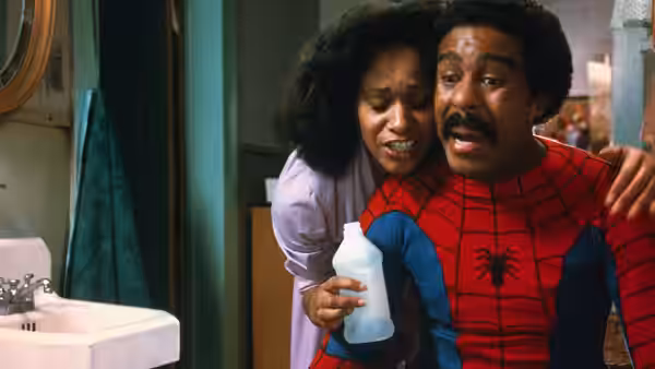 Angela (Annazette Chase) clings to Jack Brown (Richard Pryor) in a bathroom