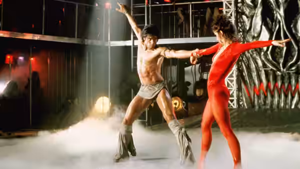 Tony Manero (John Travolta) and Laura dance together onstage