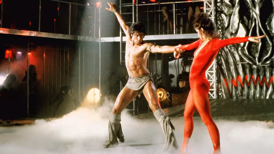 Tony Manero (John Travolta) and Laura dance together onstage
