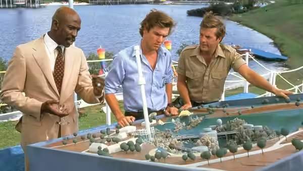 Calvin Bouchard (Louis Gossett Jr.), Mike Brody (Dennis Quaid) and Philip FitzRoyce (Simon MacCorkindale) inspect a park model