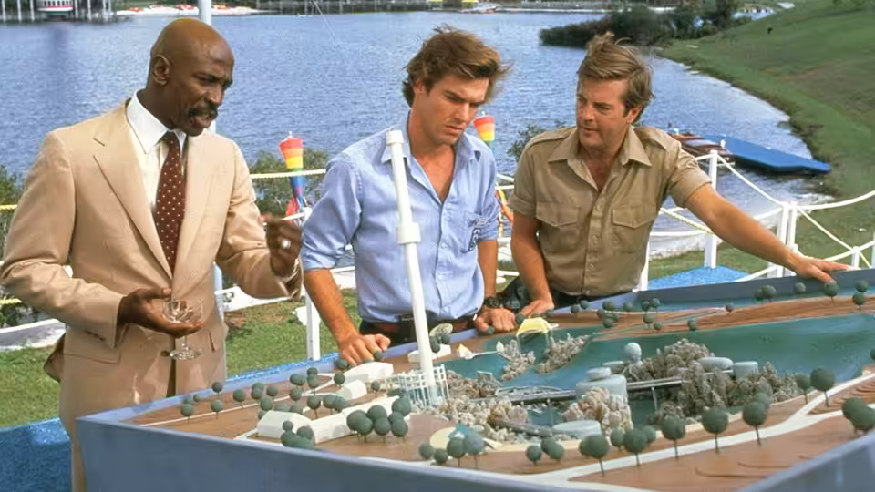 Calvin Bouchard (Louis Gossett Jr.), Mike Brody (Dennis Quaid) and Philip FitzRoyce (Simon MacCorkindale) inspect a park model