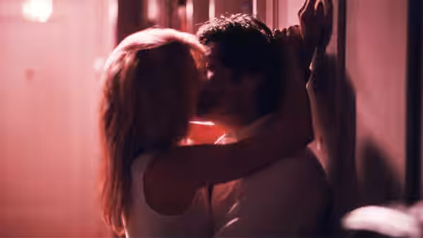 Frank Keller (Al Pacino) kisses Helen Cruger (Ellen Barkin) against a doorway