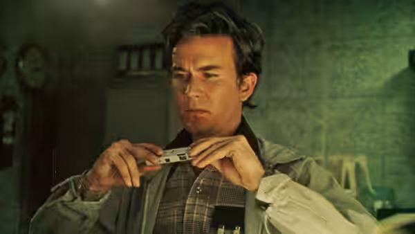 Daulton Lee (Sean Penn) examines a small object in his hands