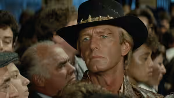 Mick Dundee (Paul Hogan) stands out in his outback hat among city crowds