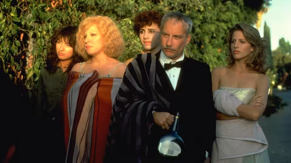 Dave Whiteman (Richard Dreyfuss) stands with Barbara and their family in a garden