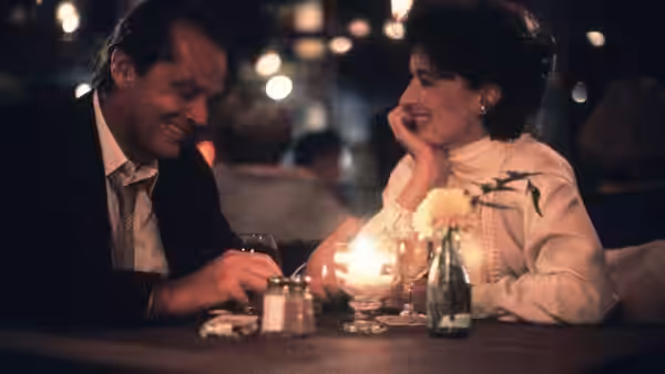 Rachel (Meryl Streep) and Mark (Jack Nicholson) share a candlelit dinner at a restaurant