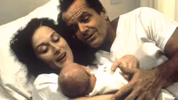 Rachel (Meryl Streep) and Mark (Jack Nicholson) cradle their newborn in a hospital bed