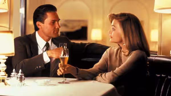 Nick Frescia (Kurt Russell) and Jo Ann Vallenari (Michelle Pfeiffer) share a drink at a restaurant table
